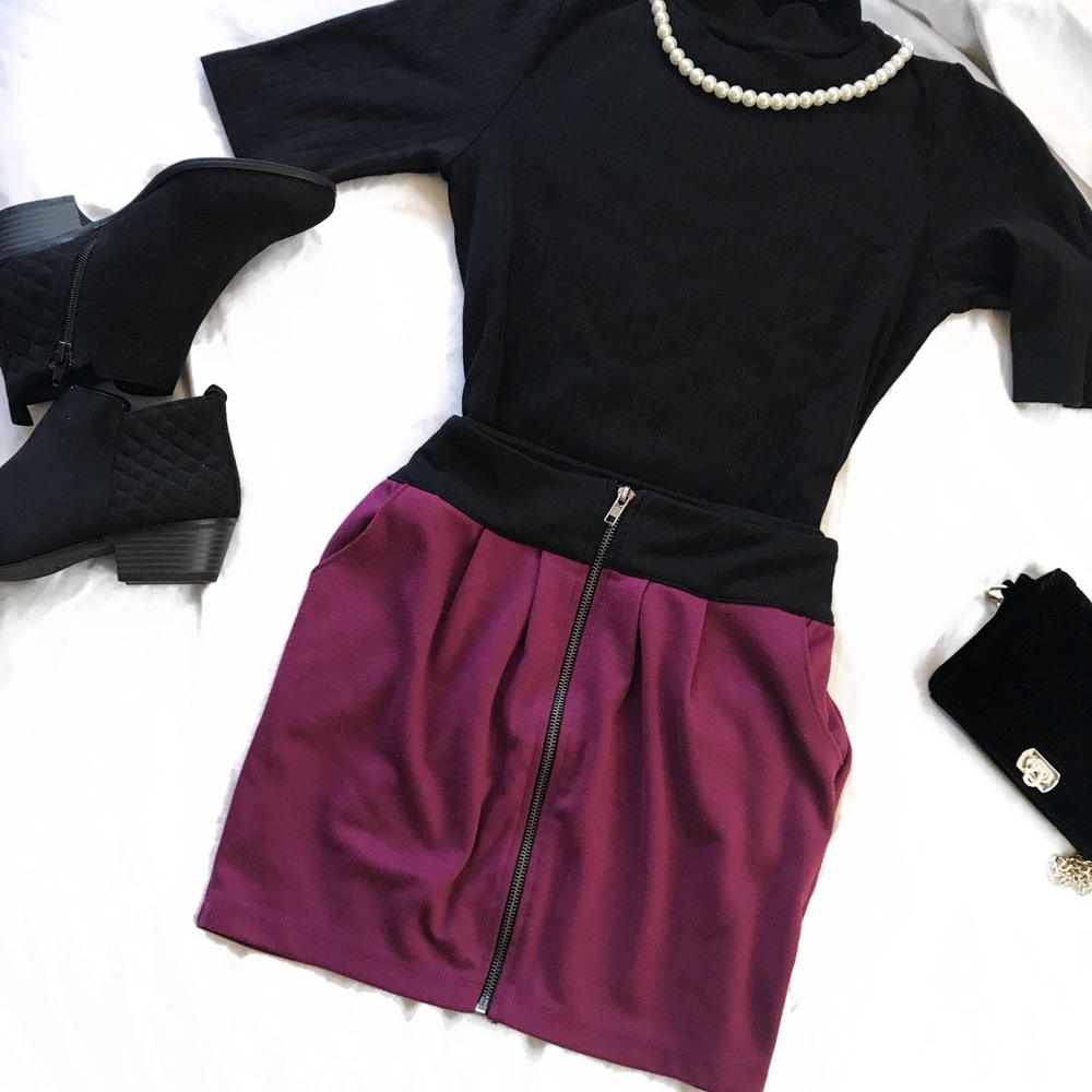 Forever 21 Women front- zippered mini skirt.